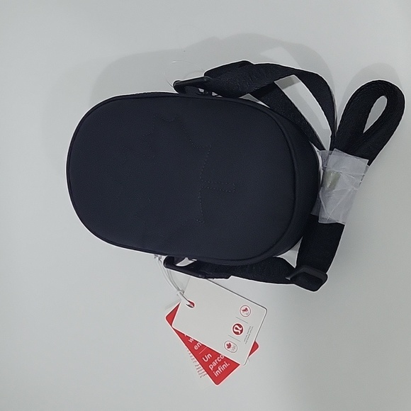 Lululemon TEAM CANADA 22 Future Legacy Crossbody Bag BLACK NWT - Picture 5 of 8